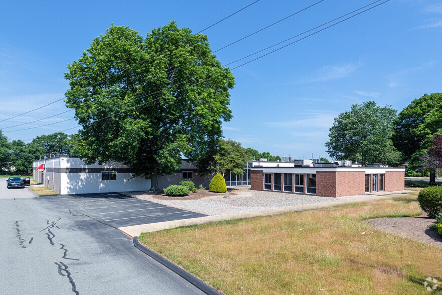 More Photos Of 487-501 Jefferson Blvd, Warwick Showroom For Lease