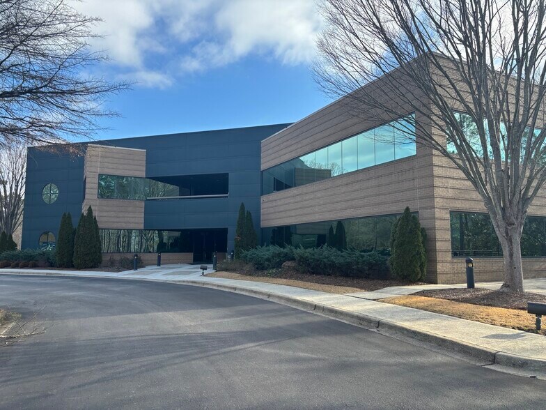 Primary Photo Of 1 Riverchase Rdg, Birmingham Office For Lease