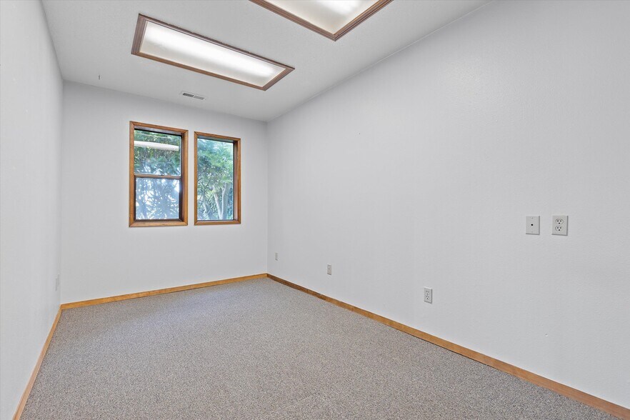 More Photos Of 1140 Ne Highway 101, Lincoln City Office For Sale