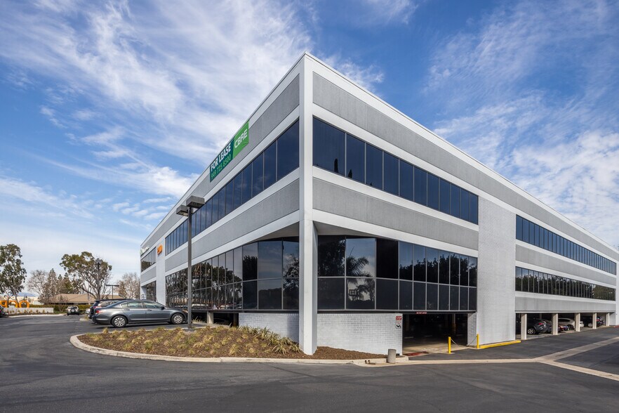 More Photos Of 2100 W Orangewood Ave, Orange Unknown For Lease