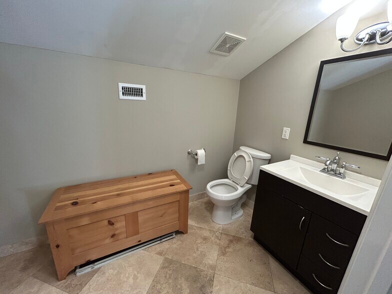 More Photos Of 1680-1684 Metropolitan Cir, Tallahassee Loft Creative Space For Lease