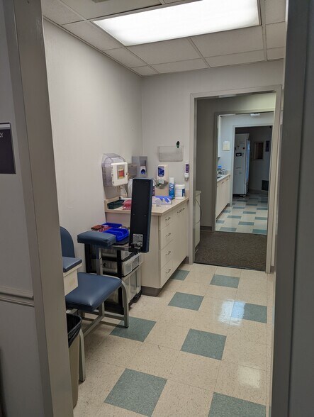 More Photos Of 120 Hawthorne Park, Athens Medical For Sale