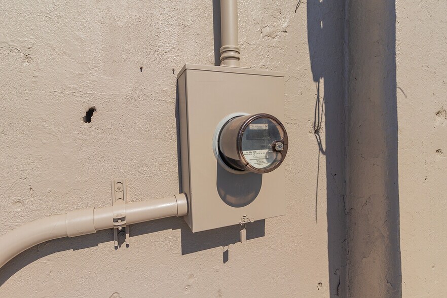 More Photos Of 1627 S Hillside St, Wichita Freestanding For Sale