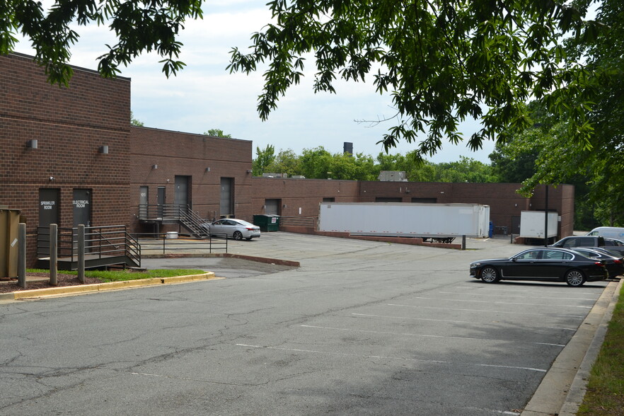 More Photos Of 801-899 Brightseat Rd, Landover Flex For Lease