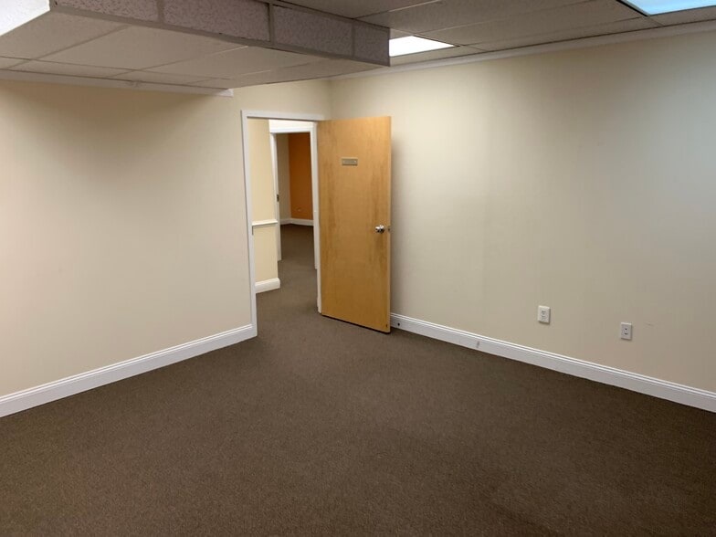 More Photos Of 602 S King St, Leesburg Office For Lease