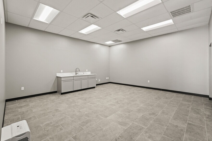 More Photos Of 8411 Villa Dr, Houston Warehouse For Lease
