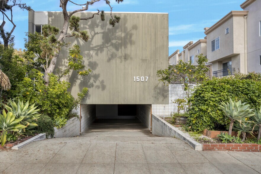 Primary Photo Of 1507 Berkeley St, Santa Monica Apartments For Sale