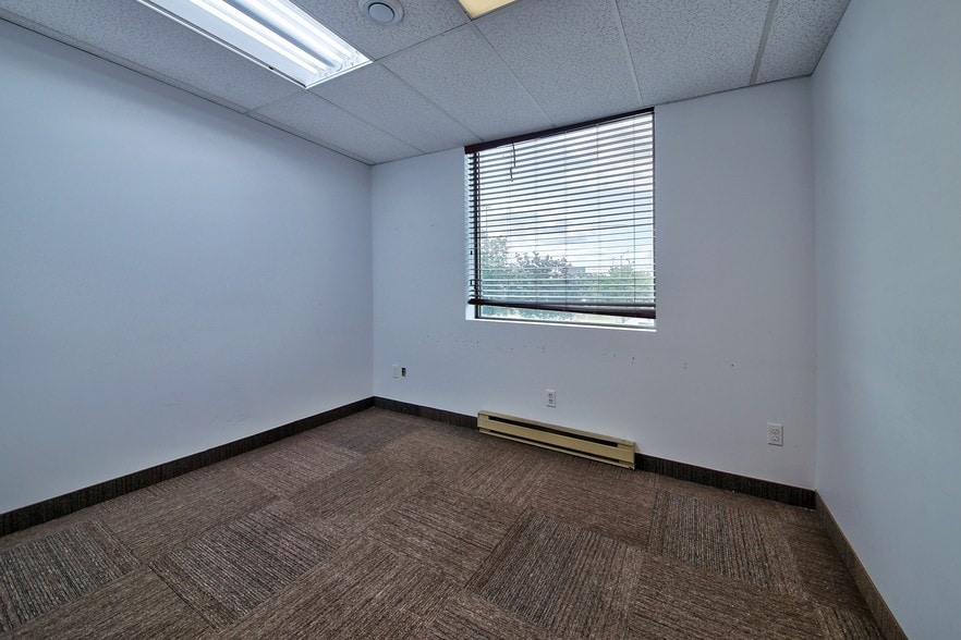 More Photos Of 1144 Rue Saint-Laurent O, Longueuil Medical For Sale