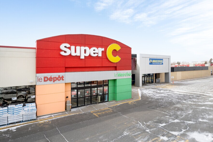 More Photos Of 200 Blvd D’Anjou, Châteauguay Unknown For Lease