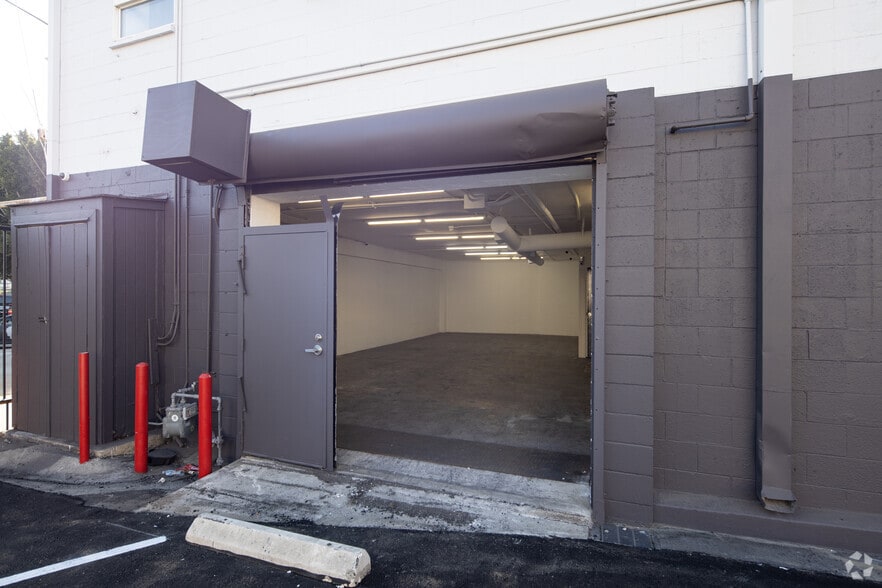 More Photos Of 900 N Western Ave, Los Angeles Showroom For Sale