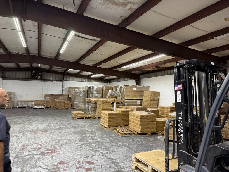More Photos Of 325 Rand Yard Rd, Sanford Warehouse For Lease