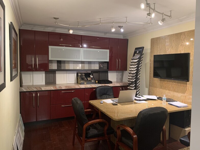 More Photos Of 1575 Cattlemen Rd, Sarasota Showroom For Lease