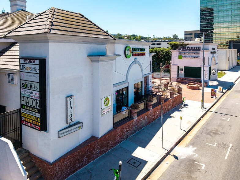 More Photos Of 15928 Ventura Blvd, Encino Storefront Retail Office For Lease