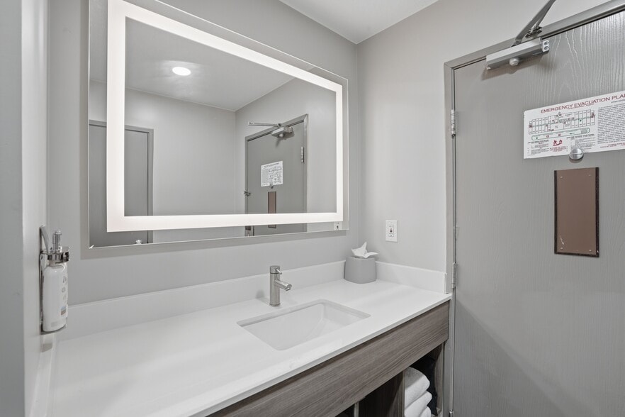 More Photos Of 10680 S Auto Mall Dr, Sandy Hotel For Sale