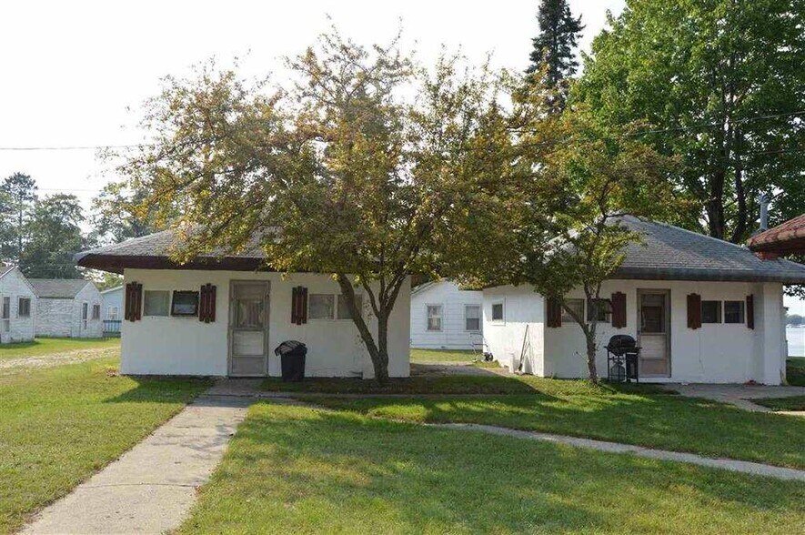 More Photos Of 117 4th St, Prudenville Hotel For Sale