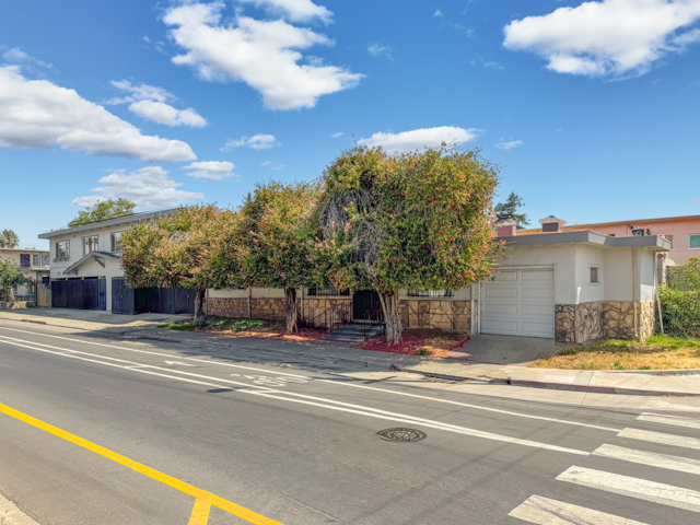 Primary Photo Of 9326 Bancroft Ave, Oakland Apartments For Sale