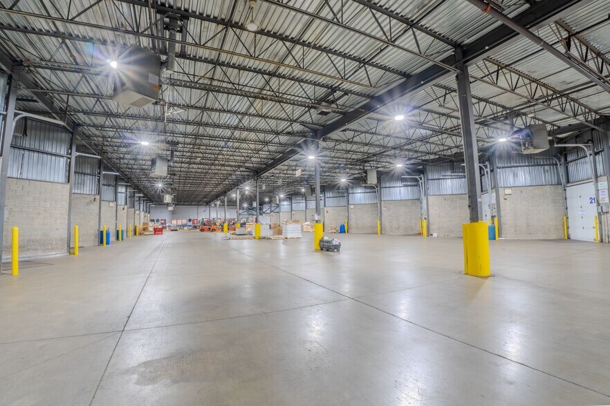 More Photos Of 13150 Boul Métropolitain E, Montréal Distribution For Sale