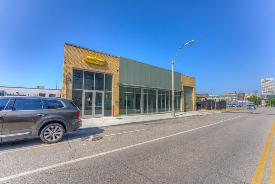 More Photos Of 405 Monroe Ave, Memphis Showroom For Sale