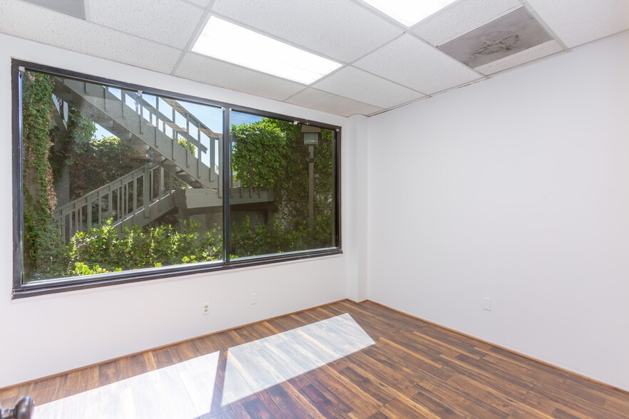 More Photos Of 23030 Lyons Ave, Santa Clarita Medical For Lease