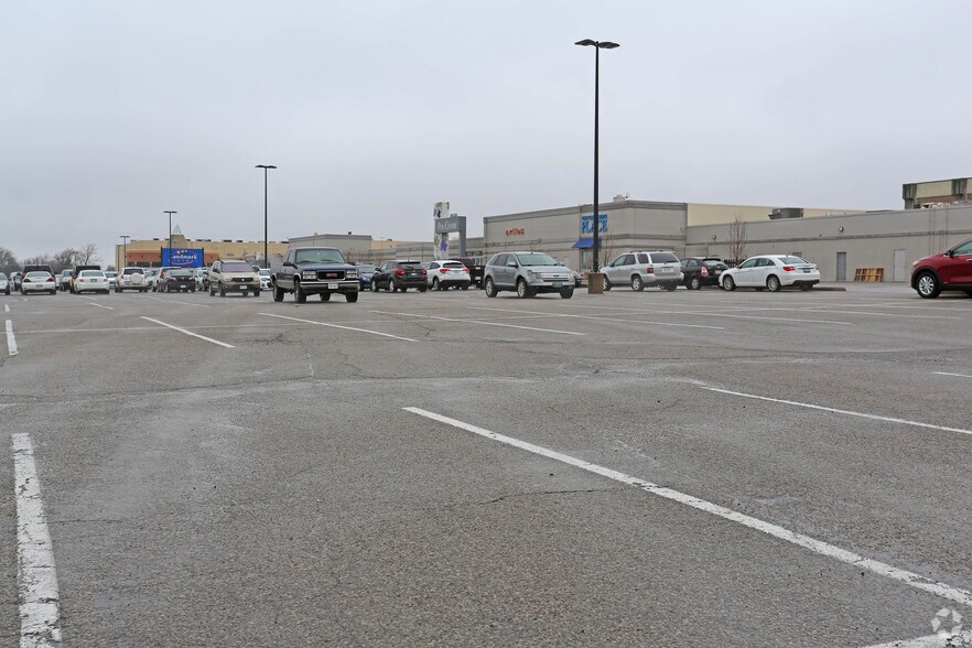 More Photos Of 221 Glendale Ave, St Catharines Freestanding For Lease