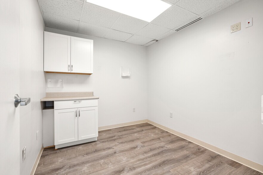 More Photos Of 6 Essex Center Dr, Peabody Medical For Sale