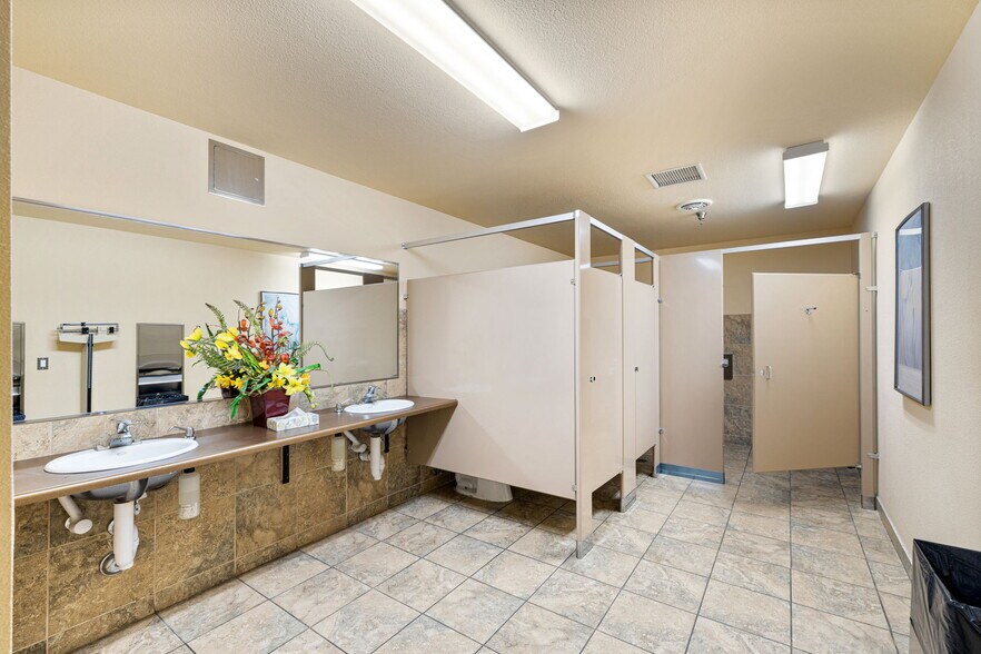 More Photos Of 550 S Paseo Dorotea, Palm Springs Medical For Sale