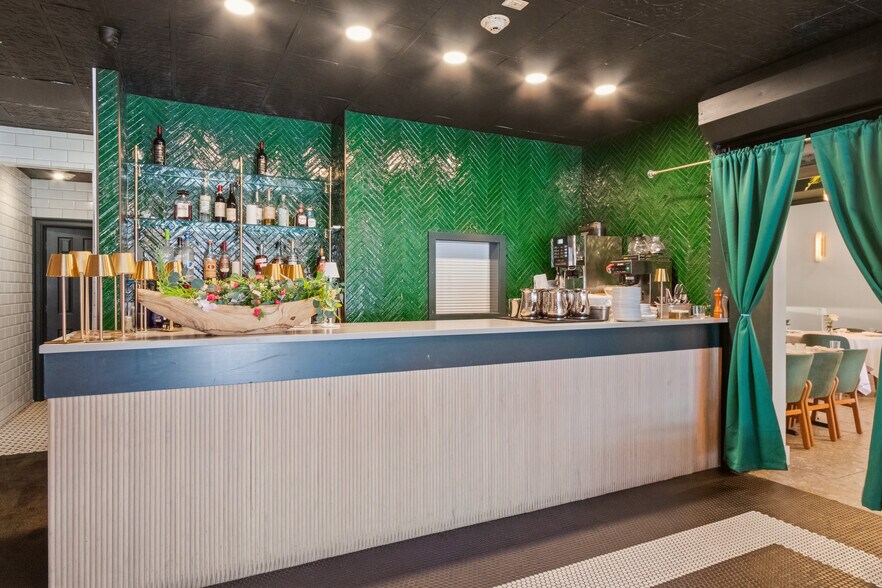 More Photos Of 300 Main St, Farmingdale General Retail For Lease