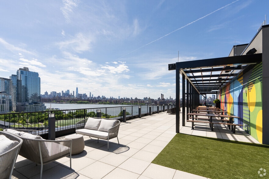 More Photos Of 25 Kent Ave, Brooklyn Office For Lease