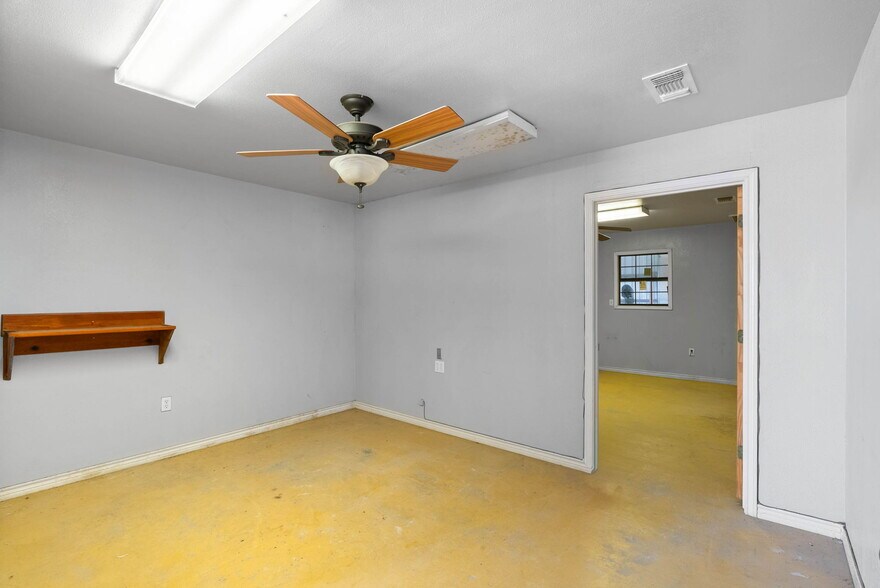 More Photos Of 2404 N US Highway 281, Alice Flex For Lease