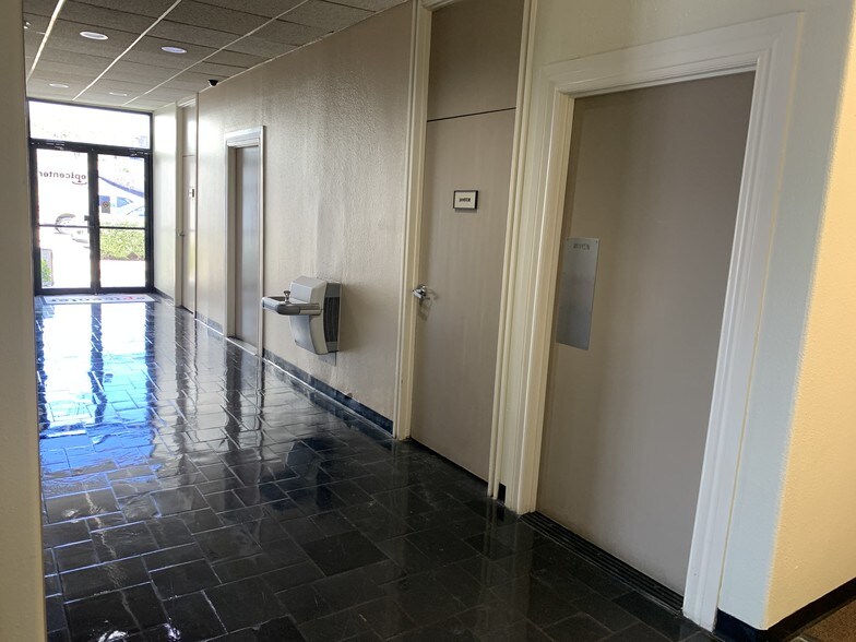 More Photos Of 444 Executive Center Blvd, El Paso Office For Lease