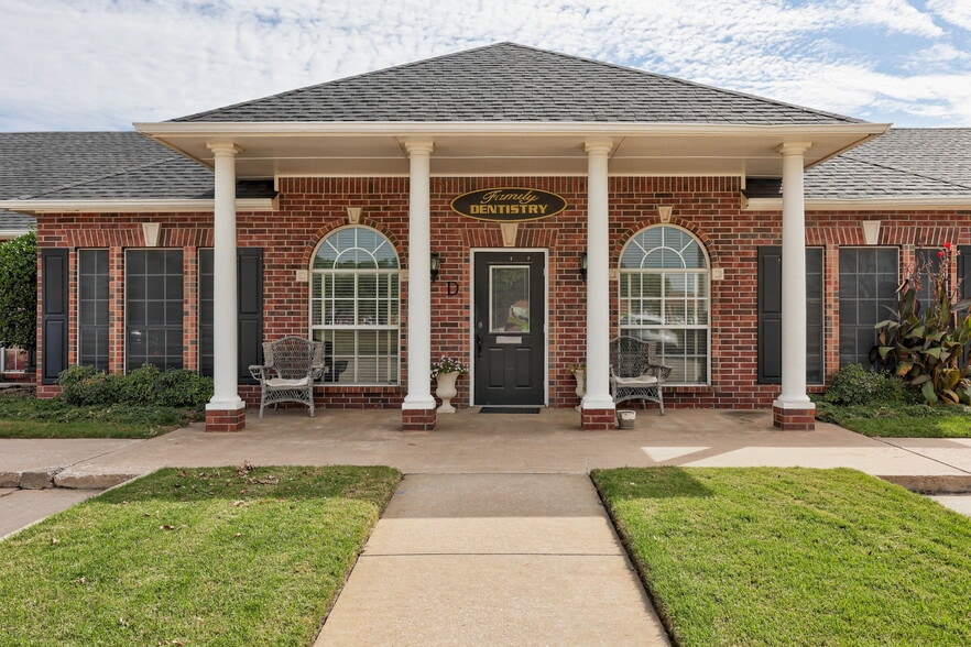 More Photos Of 500 N Financial Ter, Mustang Medical For Sale