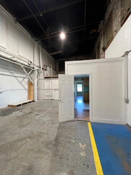 More Photos Of 58 Pulaski St, Peabody Manufacturing For Lease