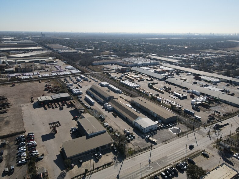 More Photos Of 1111 McCarty St, Houston Warehouse For Lease
