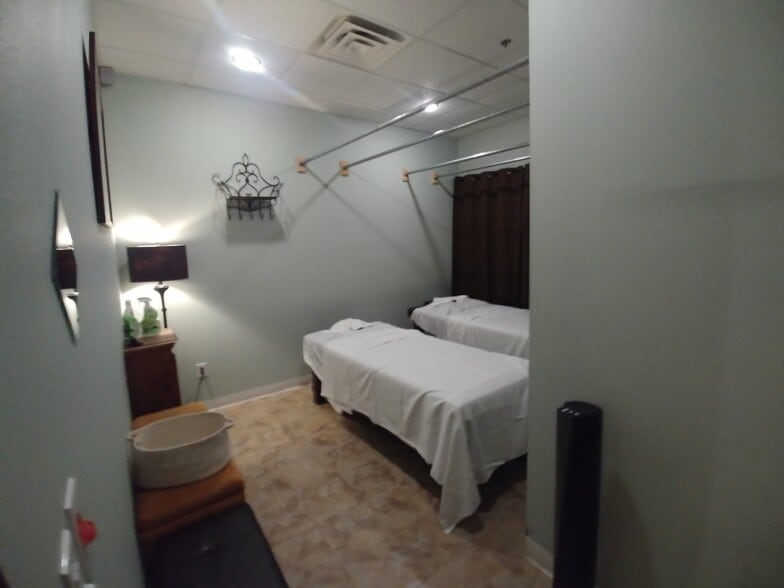 More Photos Of 2555 Montessouri St, Las Vegas Office For Sale