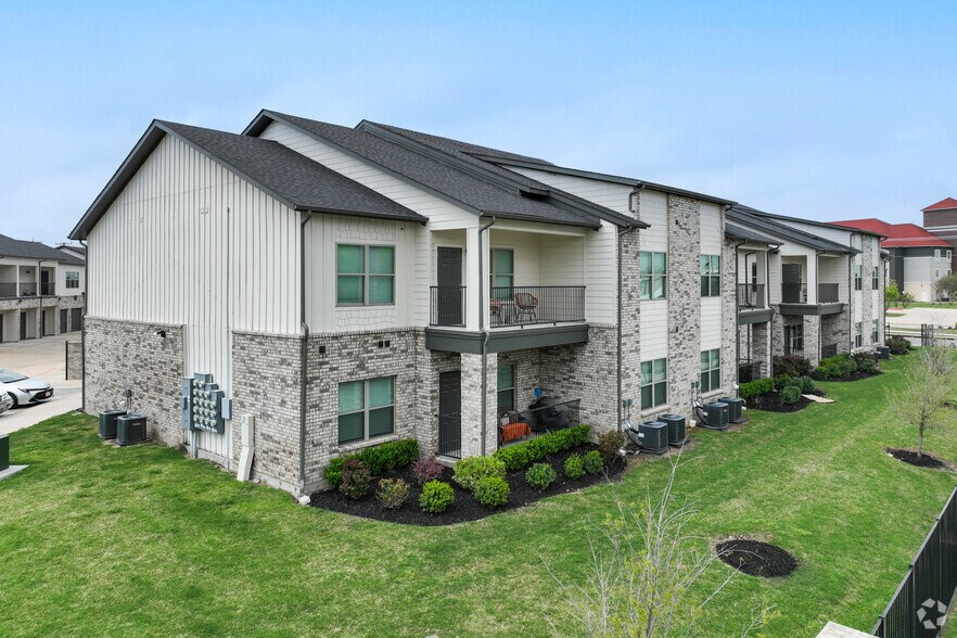 More Photos Of 15 Northgate Dr, Waxahachie Apartments For Sale
