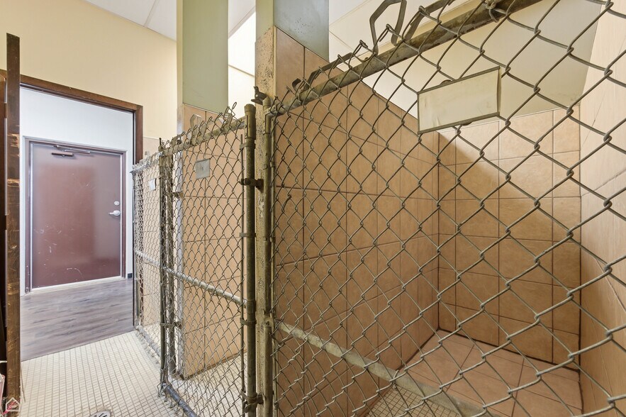More Photos Of 8507 S Roberts Rd, Justice Veterinarian Kennel For Sale