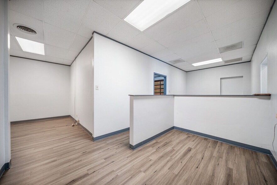 More Photos Of 201 W Poplar St, San Antonio Medical For Sale