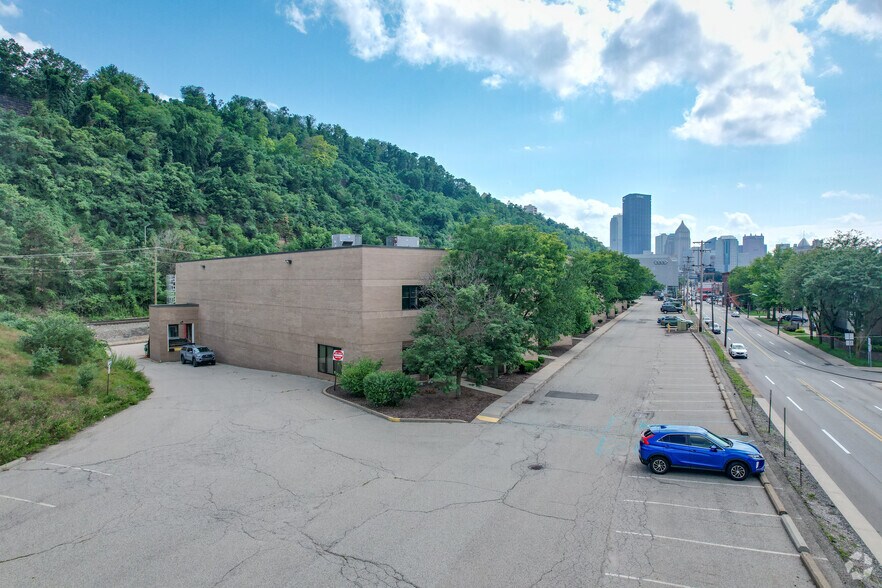 More Photos Of 2200-2214 Liberty Ave, Pittsburgh Flex For Lease