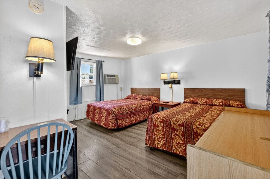More Photos Of 16 S Country Club Rd, Decatur Hotel For Sale