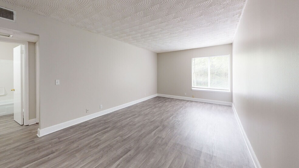 More Photos Of 1001 W 9th St, Russellville Apartments For Sale