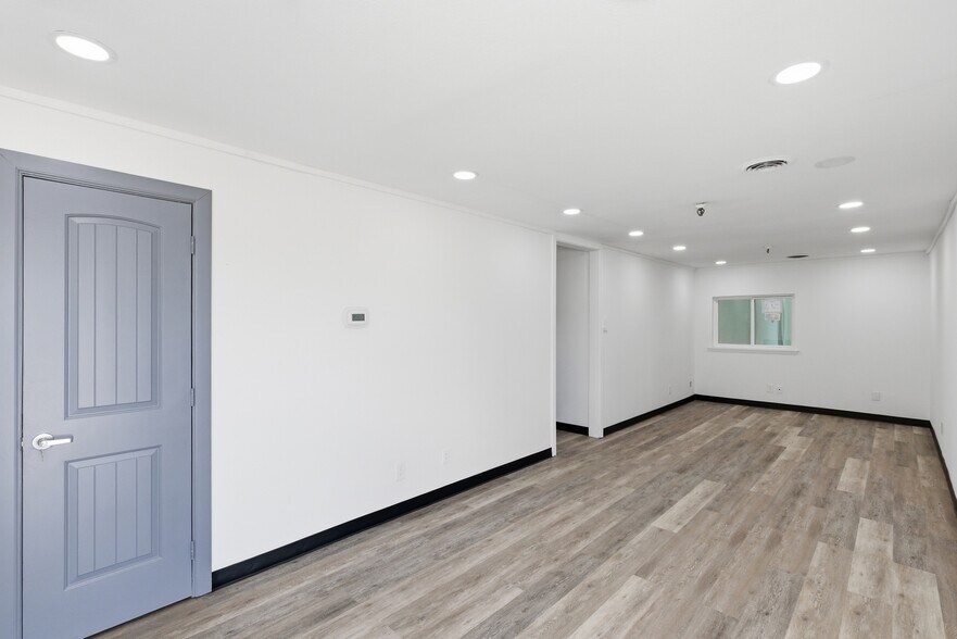 More Photos Of 13908-13910 Distribution Way, Farmers Branch Distribution For Lease