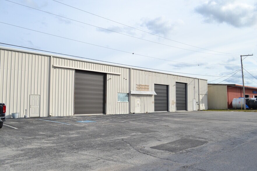 Primary Photo Of 2121-2123 Edgewood Dr, Lakeland Warehouse For Lease