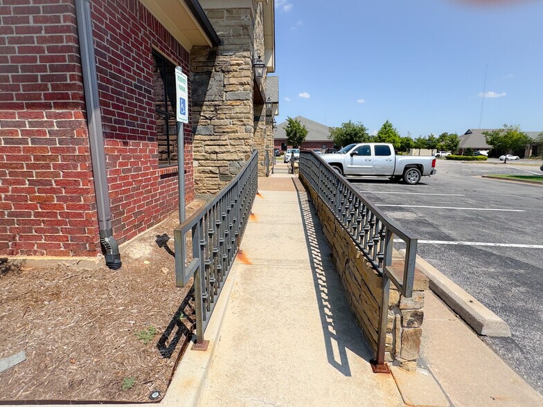 More Photos Of 9212 N Kelley Ave, Oklahoma City Office For Lease