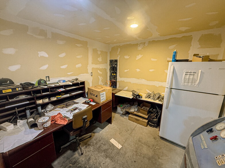 More Photos Of 5050 US-79, Paris Warehouse For Sale
