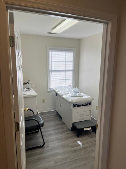 More Photos Of 700 Plaza Cir, Clinton Unknown For Lease