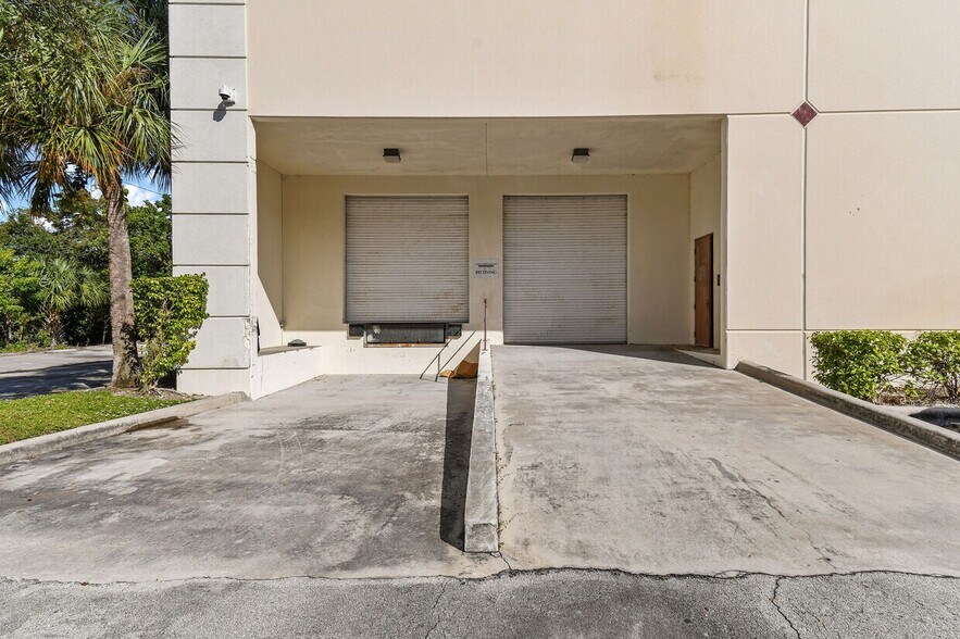 More Photos Of 701 Park of Commerce Blvd, Boca Raton Light Distribution For Lease