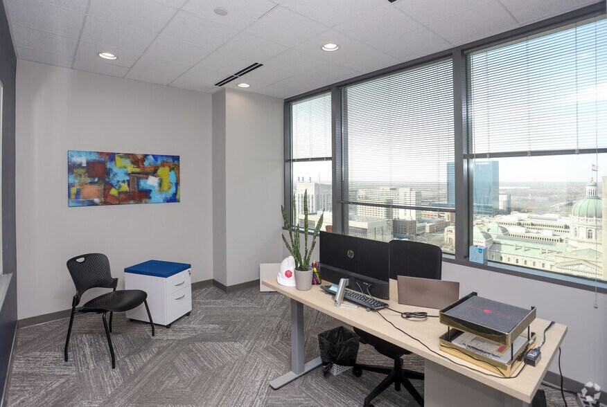 More Photos Of 10 W Market St, Indianapolis Office For Lease
