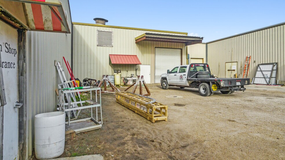 More Photos Of 902 NW Main St, Bunkie Showroom For Sale