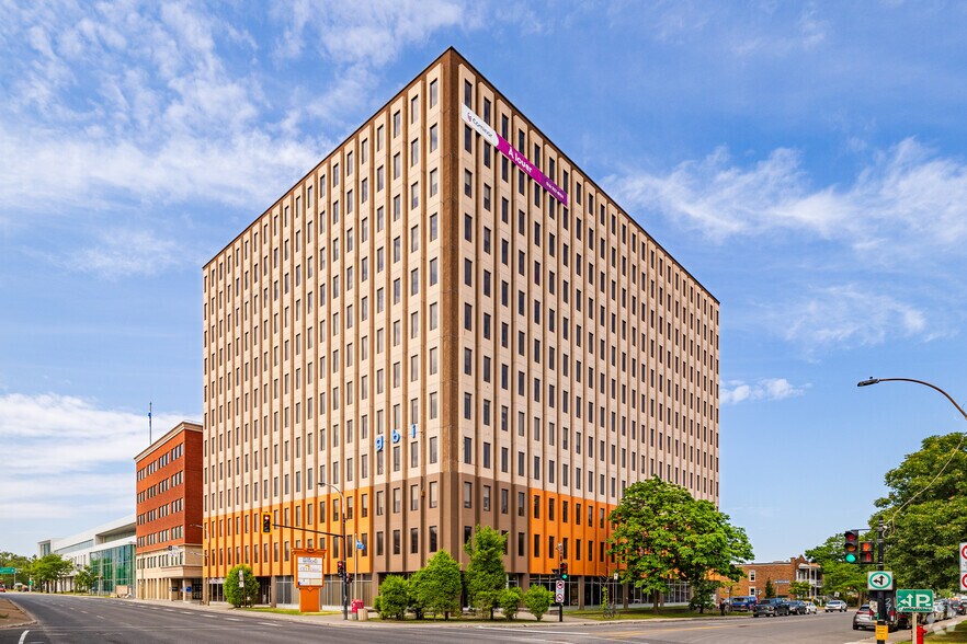 More Photos Of 255 Boul Crémazie E, Montréal Office For Lease
