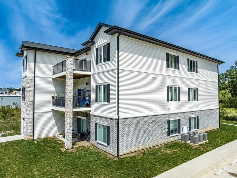 More Photos Of 605 E 1st St, Monticello Apartments For Sale